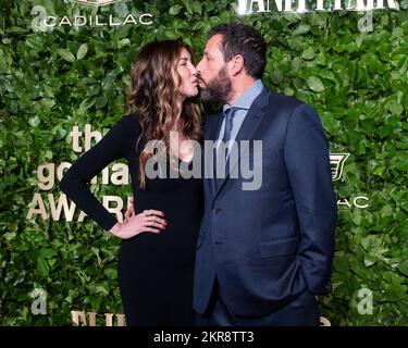 New York, Stati Uniti. 28th Nov 2022. Jackie Sandler e Adam Sandler arrivano sul tappeto rosso per i Gotham Awards 2022 a Cipriani Wall Street a New York, lunedì 28 novembre 2022. Foto di Gabriele Holtermann/UPI Credit: UPI/Alamy Live News Foto Stock