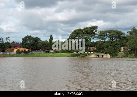 Piccolo lago di Lubumbashi che è diventato un centro ricreativo, Lubumbashi, Provincia di Katanga, Repubblica Democratica del Congo. Foto Stock