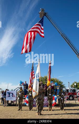 I membri della guardia di colore della 1st Divisione Armored presentano le armi durante il pegno di Allegiance alla cerimonia della Festa dei Veterani del Fabens Park a Fabens, Texas, 10 novembre 2022. Il 1st d.C. ha fornito esposizioni statiche di armi e veicoli, nonché un cantante per cantare l'inno nazionale. L'evento ha riconosciuto pubblicamente i residenti Faben veterano e ha incluso diversi oratori ospiti. Foto Stock