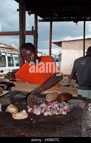 Mitchopo (carne alla griglia) è molto popolare in RD e quello di Kamalondo (un quartiere di Luubumbashi) è rinomato. Foto Stock