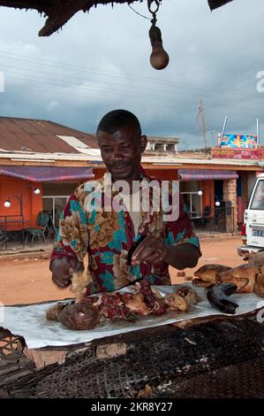 Preparazione di carne di capra per mitchopo, Kamalondo; Provincia di Katanga; Lubumbashi; Repubblica Democratica del Congo Foto Stock