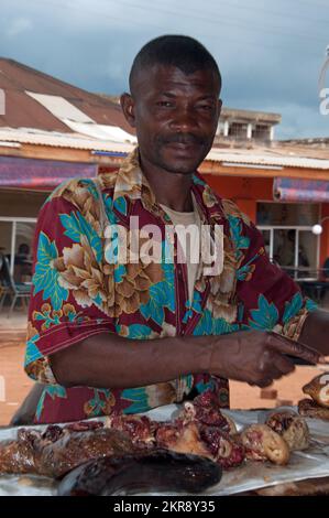 Preparazione di carne di capra per mitchopo, Kamalondo; Provincia di Katanga; Lubumbashi; Repubblica Democratica del Congo Foto Stock