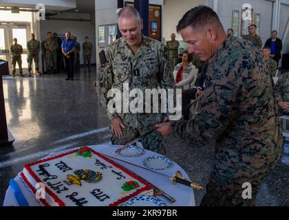 221110-N-OA516-1070 SAN DIEGO (10 novembre 2022) Marine Lt. Col. Derek Crousore, a destra, taglia una fetta di torta per Vice ADM. Roy Kitchener, Comandante, Naval Surface Force, Stati Uniti Pacific Fleet (CNSP), durante la celebrazione del compleanno del corpo Marino presso la sede centrale del CNSP. Il 10 novembre 2022, segna il 247th° compleanno del corpo dei Marine degli Stati Uniti. Foto Stock