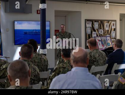 221110-N-OA516-1045 SAN DIEGO (10 novembre 2022) Vice ADM. Roy Kitchener, Comandante, Naval Surface Force, USA Pacific Fleet (CNSP), fornisce commenti durante la celebrazione del compleanno del corpo dei Marine presso la sede centrale del CNSP. Il 10 novembre 2022, segna il 247th° compleanno del corpo dei Marine degli Stati Uniti. Foto Stock