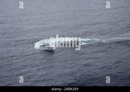 221110-N-N3764-0010 MAR DEI CARAIBI - (10 novembre 2022) - una barca rigida gonfiabile di 11 metri dalla nave da combattimento litoranea Freedom-Variant USS Milwaukee (LCS 5) e dalla nave marina dominicana Becrux (li-170), effettuano manovre durante un'esercitazione bilaterale di interdizione marittima al largo della costa di Santo Domingo, Repubblica Dominicana 10 novembre 2022. Milwaukee è dislocata nell'area operativa della flotta degli Stati Uniti 4th per sostenere la missione della Joint Interagency Task Force South, che include missioni contro il traffico illecito di droga nei Caraibi e nel Pacifico orientale. Foto Stock