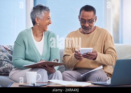 Budget, pianificazione e coppia senior sul divano pagare debito, ipoteca o fatture insieme a casa. Felice uomo e donna anziana con laptop, calcolatrice e. Foto Stock