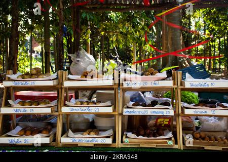 Venditore tailandese cucina mercantile locale cucina o cibo meatball salsiccia e salsa dolce piccante in vendita stand Hawker nel mercato di Cher si Ya bazar a Suan Phu Foto Stock