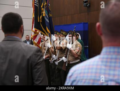 La Guardia d'onore dei Veterani delle Guerre straniere del Michigan presenta i colori durante la 2022 cerimonia di riconoscimento della Giornata dei Veterani del Dipartimento militare e degli Affari dei Veterani del Michigan, il 10 novembre 2022, a Lansing, Michigan. Veterans Day è una festa federale negli Stati Uniti osservata annualmente il 11 novembre, per onorare i veterani militari delle forze armate degli Stati Uniti. Foto Stock