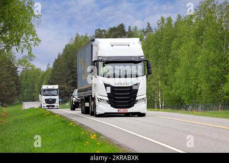 Il nuovo veicolo Iveco S-Way Natural Power, NP, alimentato a gas bianco, traina il semirimorchio nel traffico autostradale 52 in un giorno d'estate. Salo, Finlandia. 27 maggio 2022. Foto Stock