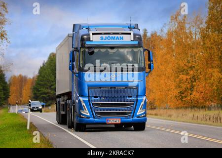 Nuovo semirimorchio blu Volvo FH Truck di Transport Sjoman Oy AB nel traffico stradale in un giorno di autunno. Salo, Finlandia. Ottobre 13, 2022. Foto Stock