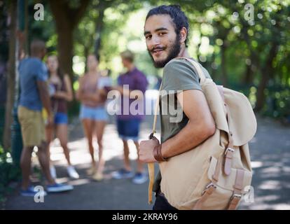 La vita universitaria è fantastica. Ritratto di un bel giovane in campus. Foto Stock