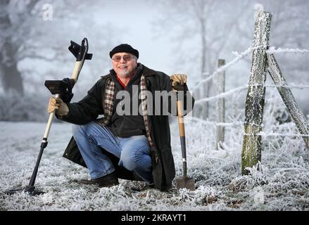 Il metal detector David Crisp nel campo di Somerset dove scoprì il 'Frome Hoard', la seconda più grande collezione di monete romane da scoprire Foto Stock