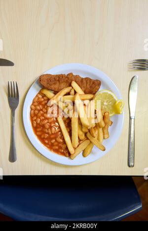 Cene scolastiche - fish & chips con fagioli. Foto Stock