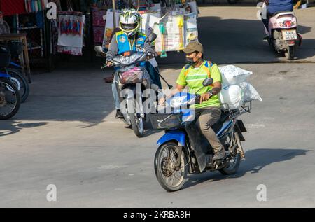 SAMUT PRAKAN, THAILANDIA, ottobre 19 2022, Un uomo guida sacchetti di ghiaccio su una moto Foto Stock