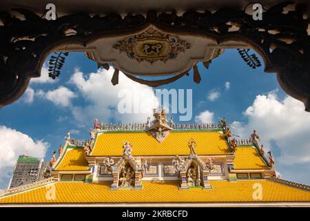 Vista dalla finestra decorativa del tempio buddista sul tetto del tempio buddista, Wat Pariwat Bangkok, Thailandia Foto Stock