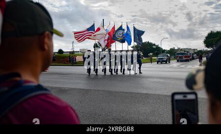 I membri della Guardia d'onore di Kadena guidano la 8th° Parata annuale della Giornata dei Veterani alla base aerea di Kadena, Giappone, 11 novembre 2022. La squadra della Guardia d’onore di Kadena ha guidato e guidato la parata rappresentando i membri del servizio passati e presenti. Foto Stock