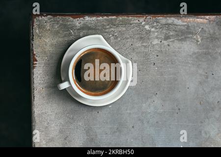 Tazza di caffè nero fresco e aromatico sul tavolo di legno. Foto Stock