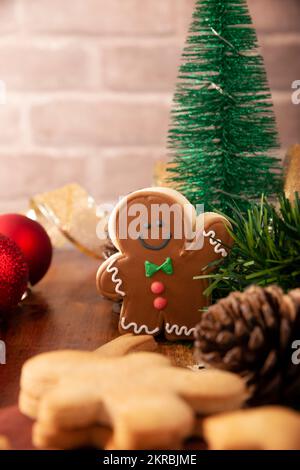 Biscotti natalizi fatti in casa per l'uomo con pan di zenzero, prodotti tradizionalmente durante l'inverno e le feste. Foto Stock