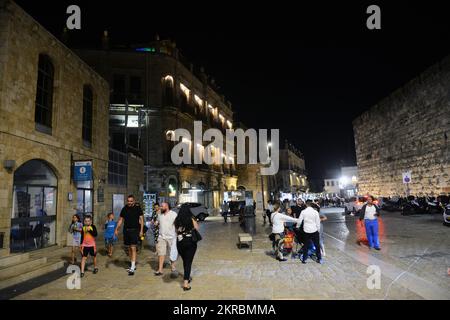 Omar Ibn El-Khattab Sq. Vicino alla porta di Jaffa nella città vecchia di Gerusalemme di notte. Foto Stock