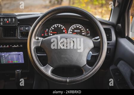 Interno della vettura fuoristrada Toyota hilux surf con toyota prado volante. guida a destra Foto Stock