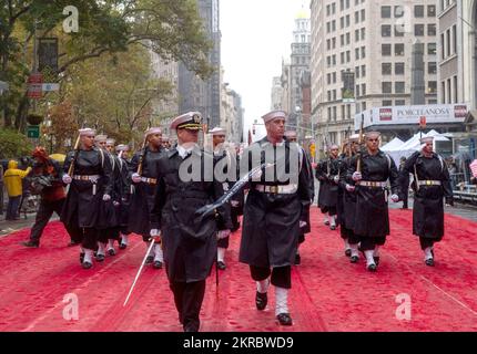 NEW YORK (11 novembre 2022) gli Stati Uniti La Guardia Ceremonial della Marina marea nella New York City Veterans Day Parade. Questa settimana, negli Stati Uniti La Guardia Costiera Cutter Lawrence O. Lawson (WPC-1120) e la USS Arlington (LPD-24), una nave portuale di trasporto anfibio di classe San Antonio, visitano New York per la Veterans Week. Marinai, marines e guardacoste partecipano a una serie di eventi in città e nei dintorni per onorare il servizio e il sacrificio dei veterani della nazione. Gli eventi includono l'annuale NYC Veterans Day Parade, una cerimonia di deposizione della corona, la partecipazione al gioco di Salute al servizio dei New York Giants, il volontariato Foto Stock