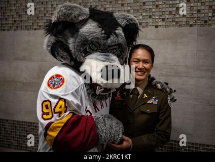 STATI UNITI Hyun Kang, il vice comandante per l'assistenza infermieristica e i servizi ai pazienti per l'Irwin Army Community Hospital a Fort Riley, si trova con la mascotte dei Chicago Wolves durante il gioco Salute al servizio a Chicago, Illinois, 12 novembre 2022. Kang ha condotto una cerimonia di ripresentazione per diversi soldati della divisione fanteria 1st durante il gioco. Foto Stock