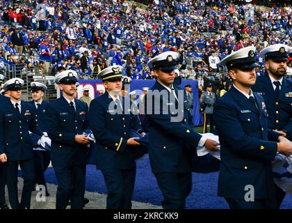 NEW YORK (13 novembre 2022) i membri del servizio partecipano alla cerimonia di apertura del MetLife Stadium "Salute al servizio" durante una partita Giants vs Texans, il 13 novembre 2022. Il gioco faceva parte degli eventi annuali Veterans Day osservanza di NYC. (Foto US Navy di Mass Communication Specialist 2nd Class Emily Casavant/ rilasciato) Foto Stock