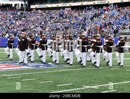 NEW YORK (13 novembre 2022) i membri del servizio partecipano alle cerimonie "Salute al servizio" del MetLife Stadium durante una partita Giants vs. Texans, 13 novembre 2022. Il gioco faceva parte degli eventi annuali Veterans Day osservanza di NYC. (Foto US Navy di Mass Communication Specialist 2nd Class Emily Casavant/ rilasciato) Foto Stock