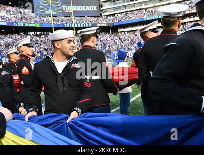 NEW YORK (13 novembre 2022) i membri del servizio partecipano alla cerimonia di apertura del MetLife Stadium "Salute al servizio" durante una partita Giants vs Texans, il 13 novembre 2022. Il gioco faceva parte degli eventi annuali Veterans Day osservanza di NYC. (Foto US Navy di Mass Communication Specialist 2nd Class Emily Casavant/ rilasciato) Foto Stock