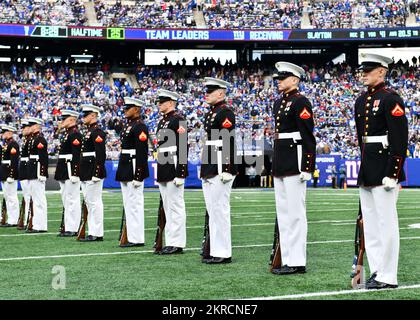 NEW YORK (13 novembre 2022) i membri del servizio partecipano alle cerimonie "Salute al servizio" del MetLife Stadium durante una partita Giants vs. Texans, 13 novembre 2022. Il gioco faceva parte degli eventi annuali Veterans Day osservanza di NYC. (Foto US Navy di Mass Communication Specialist 2nd Class Emily Casavant/ rilasciato) Foto Stock