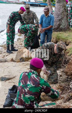 I marinai indonesiani con 7th battaglione di fanteria, 4th Brigata Marina; i membri del servizio USA con la forza di rotazione Marina-Asia sudorientale, i Marine Expeditionary Force; e i membri della comunità del villaggio di Gebang conducono una pulizia della spiaggia durante Keris Marine Exercise (MAREX) 23 a Mahitam Beach a Bandar Lampung, Lampung, Indonesia, 13 novembre 2022. Keris MAREX è un esercizio bilaterale condotto dagli Stati Uniti Forze armate nazionali e militari indonesiane guidate dall'Indonesia e dagli Stati Uniti Corpo marino. Keris MAREX mira a rafforzare le relazioni e a creare interoperabilità e capacità tra i partecipanti Foto Stock