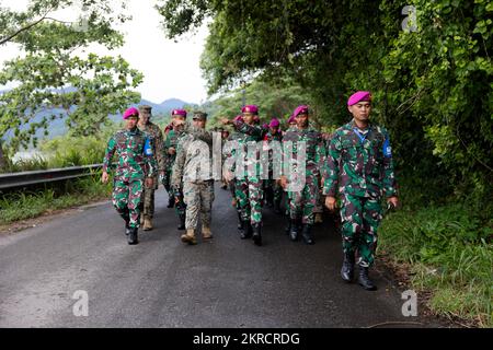 I marinai indonesiani con 7th battaglione di fanteria, 4th Brigata Marina e i membri del servizio USA con la forza di rotazione Marina-Asia sudorientale, i Marine Expeditionary Force, camminano per condurre una spiaggia di Mahitam durante Keris Marine Exercise (MAREX) 23, a Bandar Lampung, Lampung, Indonesia, 13 novembre, 2022. Keris MAREX è un esercizio bilaterale condotto dagli Stati Uniti Forze armate nazionali e militari indonesiane guidate dall'Indonesia e dagli Stati Uniti Corpo marino. Keris MAREX mira a rafforzare le relazioni e a creare interoperabilità e capacità tra le forze partecipanti. MRF-SEA è un modello operativo sviluppato b Foto Stock