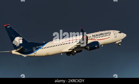 Richmond, British Columbia, Canada. 28th Nov 2022. Un Boeing Aeromexico 737 MAX 8 Jetliner (XA-CCN) parte dall'aeroporto internazionale di Vancouver. (Credit Image: © Bayne Stanley/ZUMA Press Wire) Foto Stock