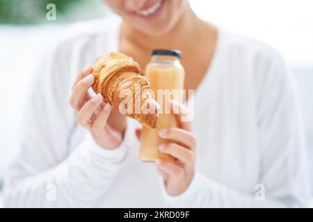 Giovane donna a letto con scatola cibo catering Foto Stock