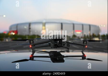Un drone DJI Mavic 3 è visto al di fuori dello state Farm Stadium, martedì 27 settembre 2022, a Glendale, Ariz. Lo state Farm Stadium ospita il Super Bowl LVI Foto Stock