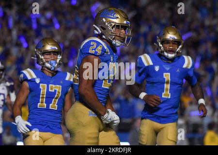 UCLA Bruins running back Zach Charbonnet (24) festeggia dopo aver segnato un touchdown durante una partita di calcio NCAA contro i Washington Huskies, venerdì Foto Stock