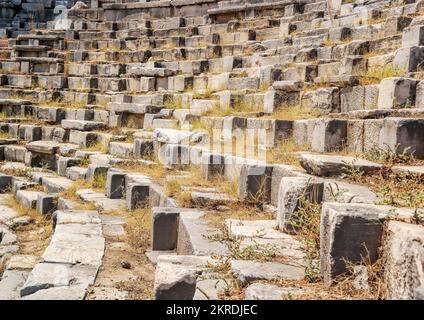 Priene, Söke, Aydın, Turchia, 2021 settembre: Rovine dell'antica città di Priene, Teatro dell'antica città. L'antica città di Priene è una città ionica Foto Stock