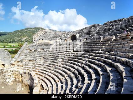 Antalya, Turchia - 2014 aprile: Patara antico teatro romano, rovine dell'antica città Licia Patara Foto Stock