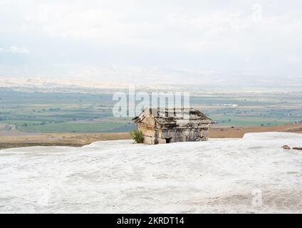 Denizli, Turchia - Settembre 2017: Un sarcofago dalla necropoli dell'antica città di Hierapolis sui travertini di Pamukkale Foto Stock