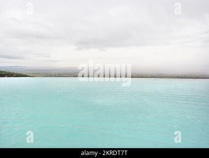 Denizli, Turchia - Settembre 2017: Vista delle piscine naturali in travertino e terrazze a Pamukkale. Castello di cotone nel sud-ovest della Turchia Foto Stock