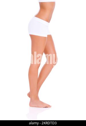 Le gambe perfette. Ripresa in studio di un corto di gambe di donne isolato su bianco. Foto Stock