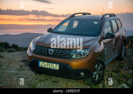 Dacia Duster SUV in un punto panoramico durante una bella alba Foto Stock