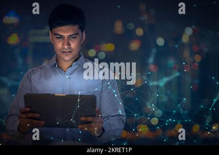 Immagine composita digitale di un uomo d'affari che utilizza un tablet digitale Foto Stock