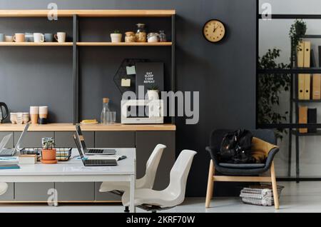 Immagine orizzontale dell'ufficio moderno con un ambiente di lavoro con computer per sviluppatori Foto Stock