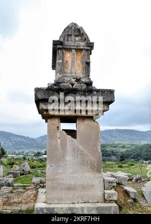 Antalya, Turchia, 2014 maggio: Xanthos antica città. Sarcofago monumentale e le rovine dell'antica città di Xanthos - Letoon a Kas. Capitale di Lycia. Foto Stock