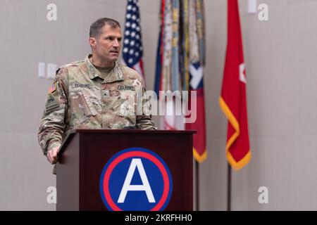 STATI UNITI Army Central, Capo di Stato maggiore, Brig. Il Gen. Matthew Eichburg, consegna le osservazioni finali durante il mese nazionale americano del patrimonio indiano 2022 osservanza alla Patton Hall sulla base dell'aeronautica di Shaw, S.C., 16 novembre 2022. Defence Equal Opportunity Management Institute (DEOMI) crea e osserva le osservanze culturali e gli eventi di sensibilizzazione approvati dal Dipartimento della Difesa. Il tema di quest'anno è "celebrare il rispetto, la cultura e l'istruzione". Foto Stock