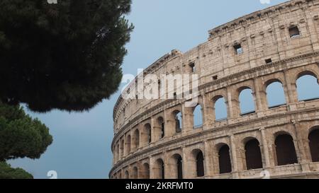 Roma, Italia - esterno del Colosseo romano, antico anfiteatro ovale. All'esterno del più grande Colosseo del mondo. Famoso punto di riferimento. Attrazione turistica. Foto Stock