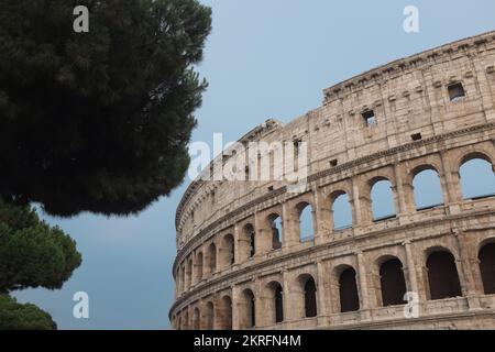Roma, Italia - esterno del Colosseo romano, antico anfiteatro ovale. All'esterno del più grande Colosseo del mondo. Famoso punto di riferimento. Attrazione turistica. Foto Stock