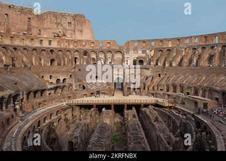 Roma, Italia - all'interno del Colosseo Romano, antico anfiteatro ovale. All'interno della più grande arena per gladiatori. Famoso punto di riferimento. Attrazione turistica. Foto Stock