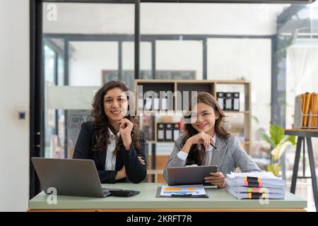 Ritratto due felice amichevole multi professionisti etnici, allegro partner commerciali di successo colleghi in ufficio Foto Stock